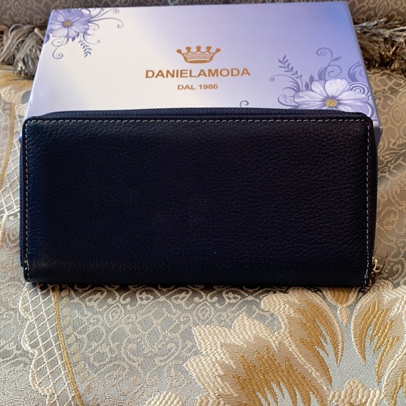 Italian Danielamoda leather wallet - Picture 3 of 9